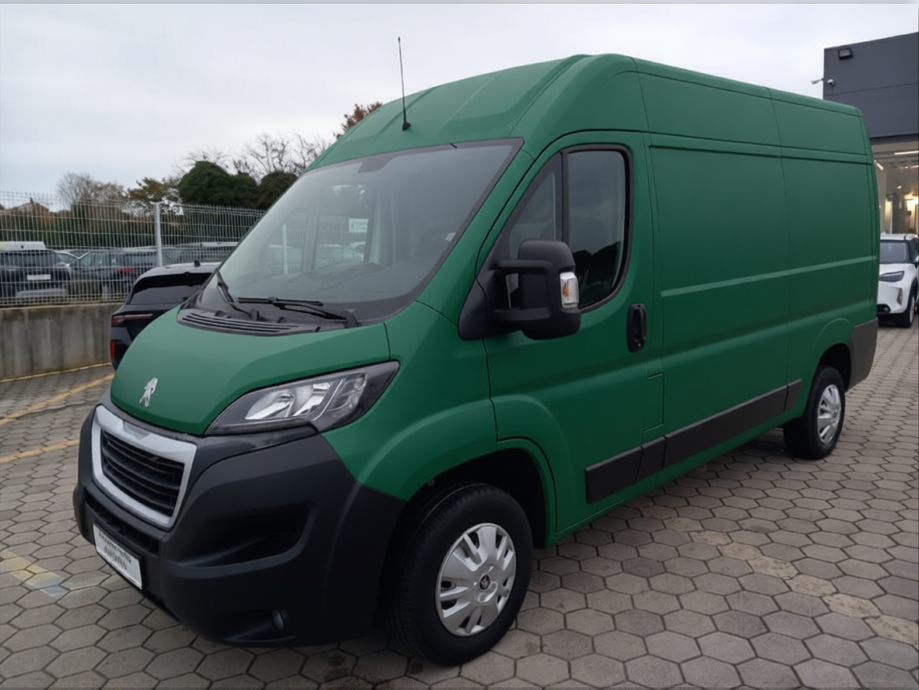 Car rendered in Racing Green matte paint